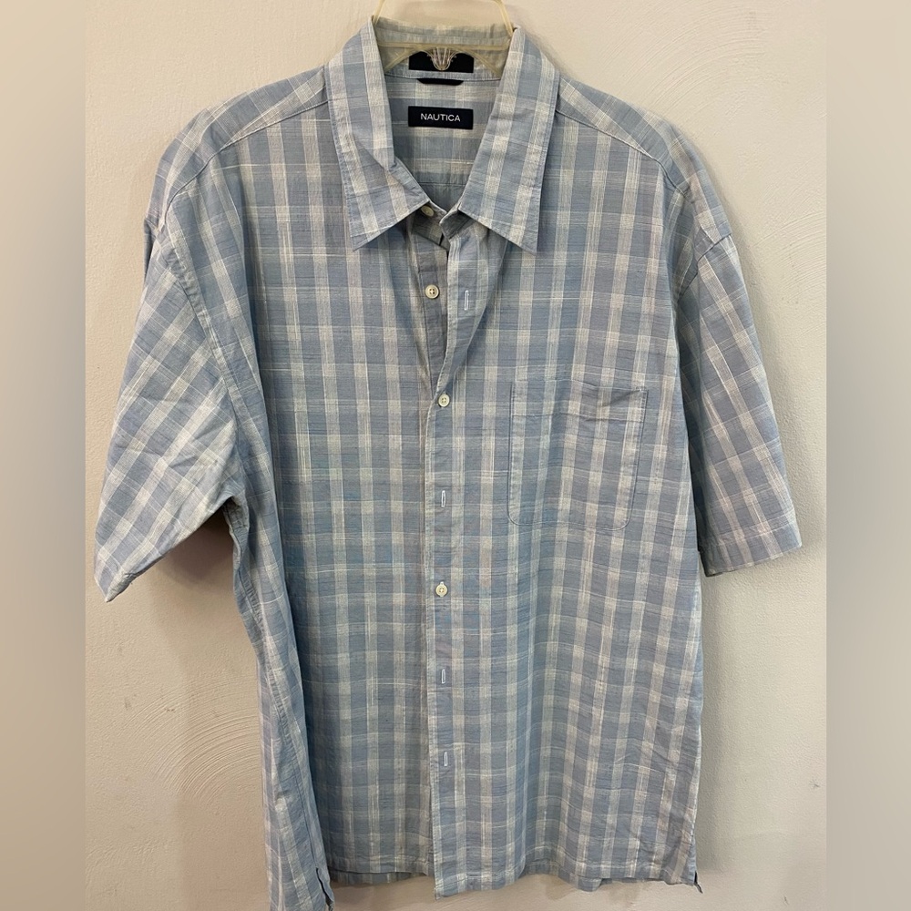 Nautica short sleeve button down shirt XL condition/very good blue and white